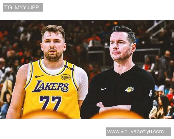 小里与东契奇的默契搭档雷迪克谈勒布朗缺阵的影响与应对策略