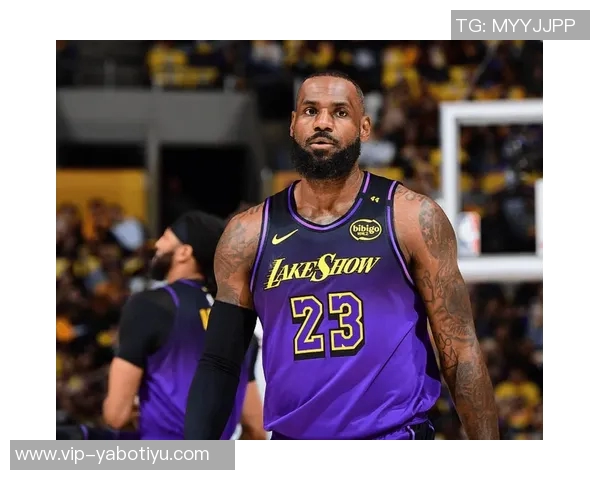 詹姆斯在防守端的组织能力出色但轮转时机偶尔迟缓